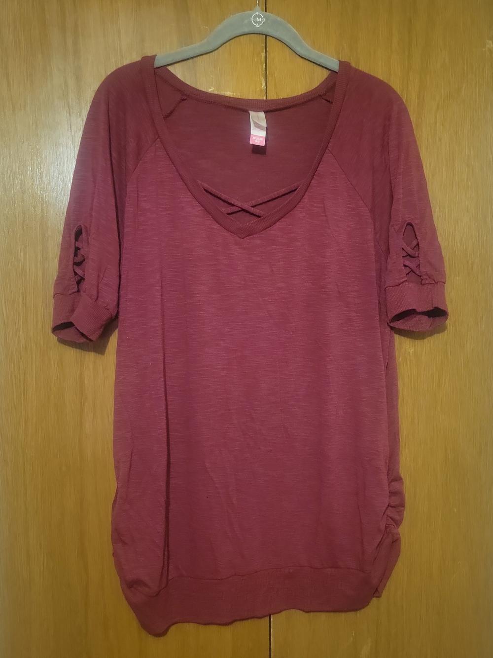 Women’s Short Sleeve Crisscross V-Neck Top - Maroon